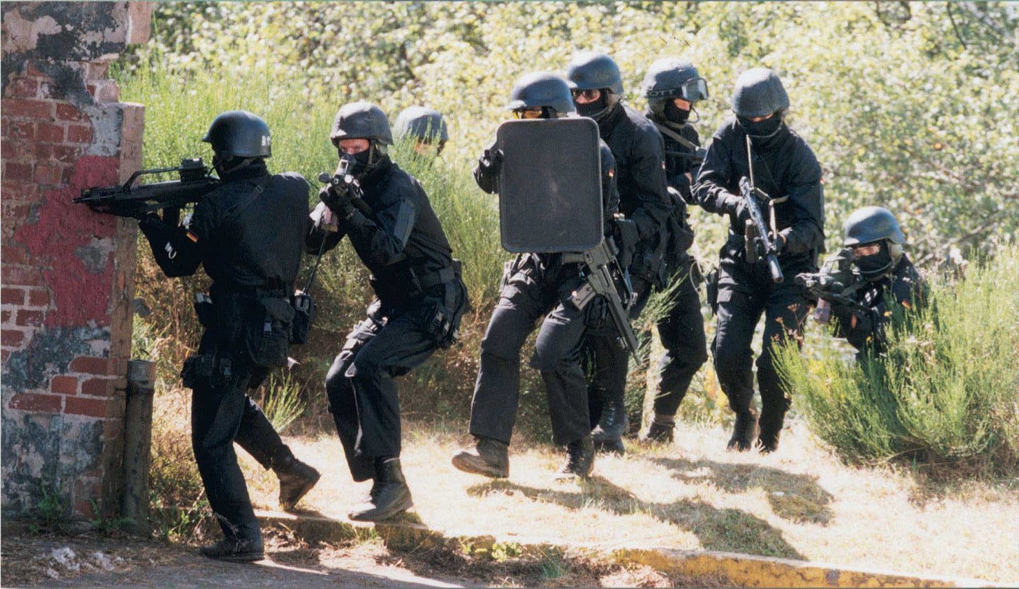 KSK feiert 20 Jahre KSK-Soldaten bei der Demonstration einer Geiselbefreiung.