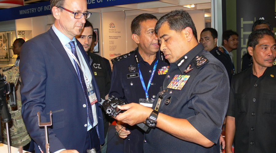 CESKA ZBROJOVKA auf Defense Services Asia 2014 CESKA ZBROJOVKA auf Defense Services Asia 2014