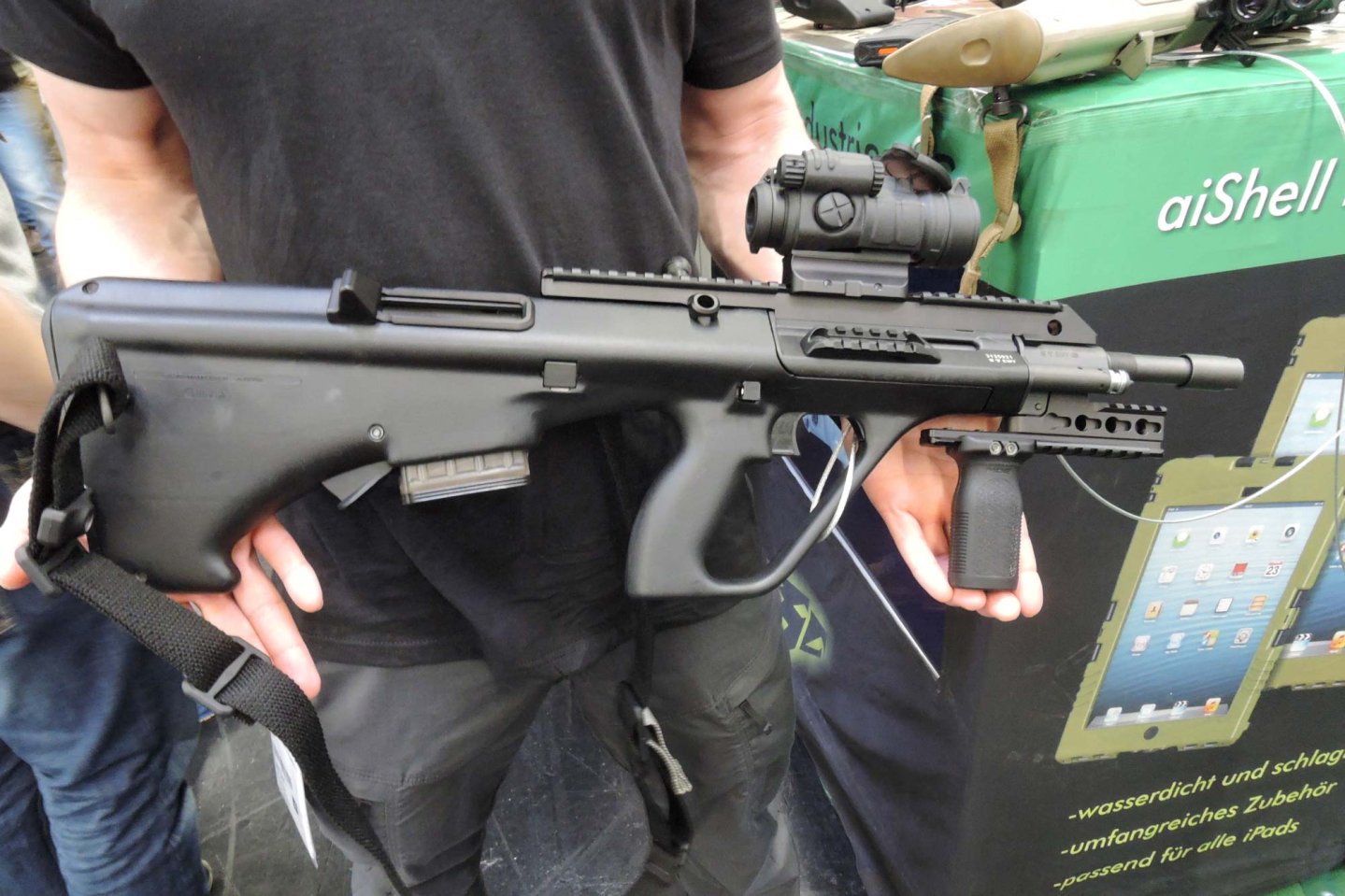 Aufgerüstete und kampfwertgesteigerte Steyr AUG Bullpup-Selbstladebüchse mit Anbauteilen und Komponenten von Corvus Defensio