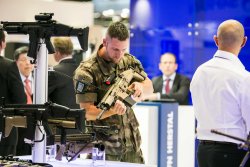 Besucher der Eurosatory Verteidigungs- und Sicherheitsmesse
