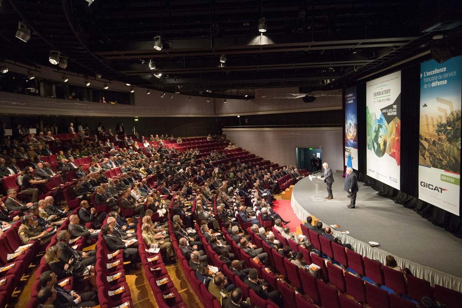 Blick in den Konferenzsaal der Eurosatory Verteidigungs- und Sicherheitsmesse