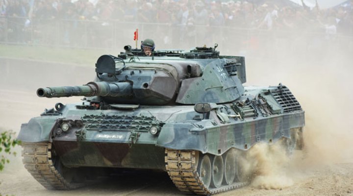 Panzer Ausstellung im Panzermuseum Leopard 1 Panzer in Aktion