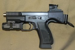 B&T USW in linker Seitenansicht mit angeklappter Schulterstütze.