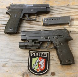 SIG Sauer P6 (oben) und SIG Sauer P226 mit Waffenleuchte