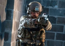 Polizist im Training mit SIG Sauer P320 im Anschlag