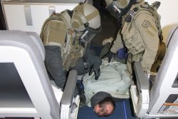 Terrorangriffe als Notwehrlage für die Luftfahrt? Wie können Airlines ihre Passagiere schützen und welche Rolle spielt das Waffenrecht dabei? Beamte von GSG9 und SEK überwältigen bei einen Übung einen "Täter" in einem Flugzeug.