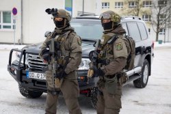 Terrorangriffe als Notwehrlage für die Luftfahrt? Wie können Airlines ihre Passagiere schützen und welche Rolle spielt das Waffenrecht dabei? Beamte des SEK Sachsen mit ihren Mitteldistanzwaffen vom Typ Haenel CR223.