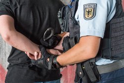 Terrorangriffe als Notwehrlage für die Luftfahrt? Wie können Airlines ihre Passagiere schützen und welche Rolle spielt das Waffenrecht dabei? Festnahme durch die Bundespolizei.