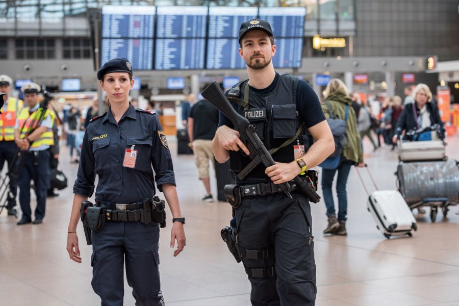 Terrorangriffe als Notwehrlage für die Luftfahrt? Wie können Airlines ihre Passagiere schützen und welche Rolle spielt das Waffenrecht dabei? Deutsch-österreichische Polizeistreife am Hamburger Flughafen beim G20 Gipfel 2017.
