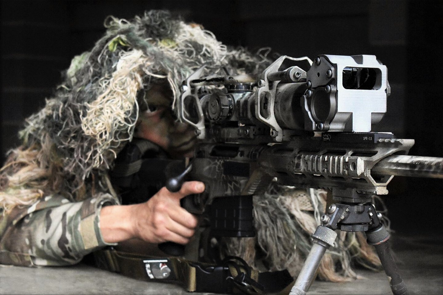 ELR-SR-Ausschreibung: Das USSOCOM sucht nach einem einem neuen Scharfschützengewehr für extreme Distanzen. Was steht im Anforderungskatalog für das Sniper Rifle? Ein Sniper mit einem klassischen Anti Material Rifle im Anschlag.