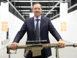 Das australische Rüstungsunternehmen NIOA übernimmt den traditionellen US-Hersteller Barrett Firearms Rob Nioa, mit einem Barrett-M107A1.