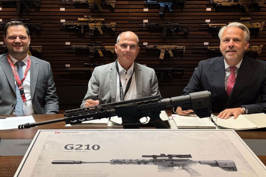 Heckler & Koch erhält Auftrag für das semiautomatische Scharfschützengewehr G210 für die Spezialkräfte der BW Heckler & Koch-Chef Dr.-Ing. Jens Bodo Koch (r.) und Arno Trebbin vom Bundesamt für Ausrüstung, Informationstechnik und Nutzung der Bundeswehr (M.) unterzeichnen in Gegenwart von Marco Geißinger (Vertriebsvorstand von HK) den Vertrag für das G210.