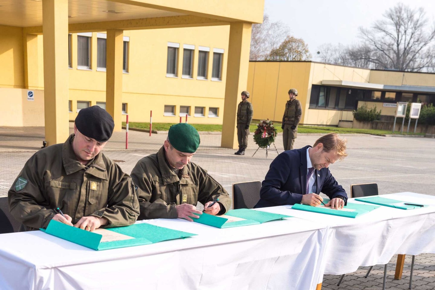 Kooperation zwischen dem Österreichischen Bundesheer und der RUAG Ammotec Austria Jürgen Baranyi, Roland Schantl und Georg Coester (v.l.) bei der Vertragsunterzeichnung.