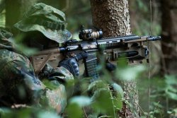 HK 416 A7 Sturmgewehr Soldat mit Heckler & Koch 416 A7 Sturmgewehr