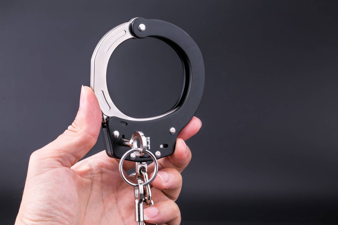 Nextorch erweitert sein Sortiment um Handfesseln – das sind die "Abführmittel aus Aluminium" Nextorch Handfessel geschlossen
