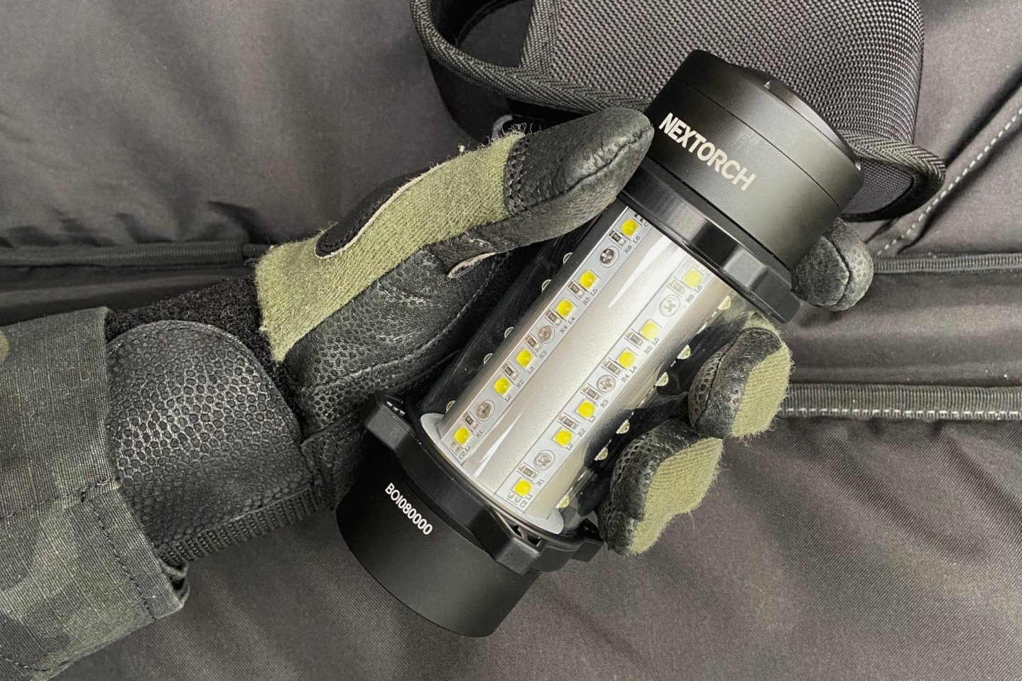 Nextorch ND20: Ist der elektonische Irritationskörper eine gute Alternative zu pyrotechnische Flashbangs? Nextorch ND20 in behandschuhter Hand