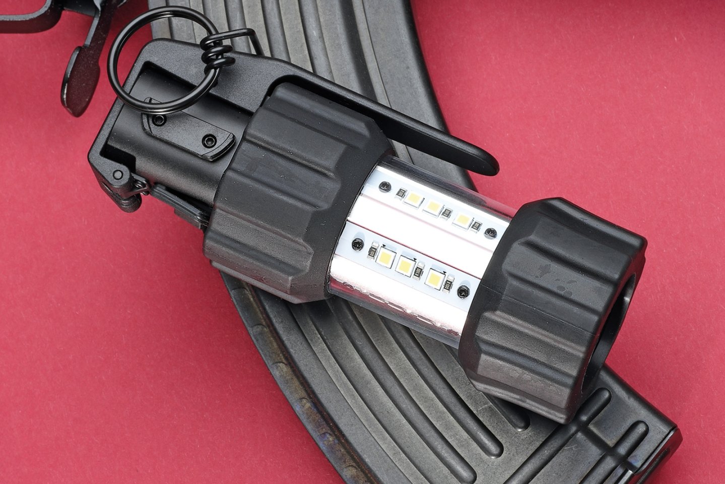 Nextorch ND30B – elektronischer Irritationskörper: Die Flashbang zum Wiederaufladen Nextorch ND30B aus dem Magazin einer AK.