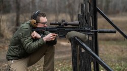 Primary Weapons Systems UXR: Umrüstbare, modulare sowie multikaliberfähige Selbstladebüchse PWS UXR mit Zielfernrohr im Anschlag.