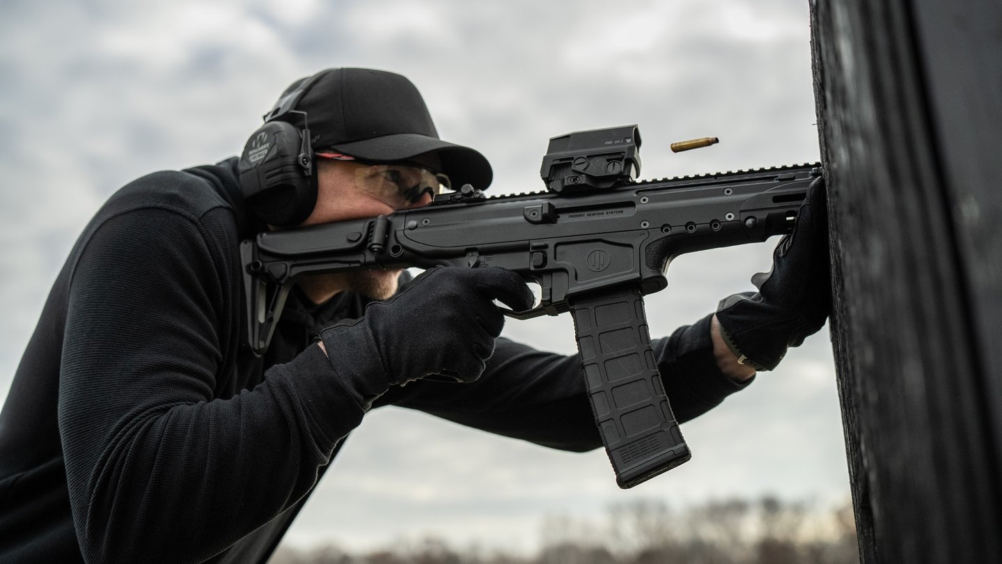 Primary Weapons Systems UXR: Umrüstbare, modulare sowie multikaliberfähige Selbstladebüchse Multikaliber-Selbstladegewehr PWS UXR im Anschlag.