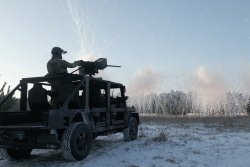 Die Rheinmetall AG wächst weiter – das erwartet uns auf der Enforce Tac 2024 Luftlandefahrzeug Caracal mit Schnellnebelschutzsystem ROSY_L.