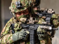 Rheinmetall AG auf starkem Expansionskurs Licht-Laser-Modul (LLM) VTAL am Sturmgewehr