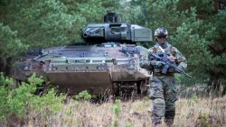 Rheinmetall AG auf starkem Expansionskurs Soldatensystem "IdZ-ES" im Konstruktionsstand VJTF 2023 und das Schützenpanzer Puma