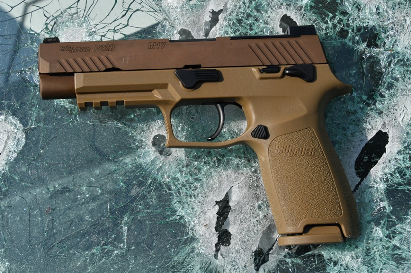 SIG Sauer P320 - neue Dienstpistole der Schweizer Armee! SIG Sauer P320 komplett von links.