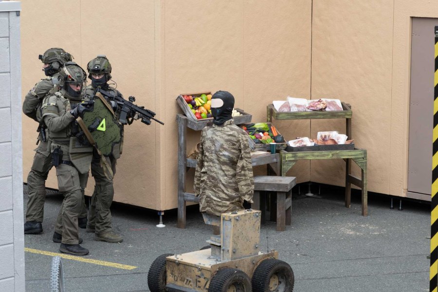 Das Enforce Tac Village wird mit Vorführungen von Waffen, Ausrüstung und Gerät in realitätsnahen Einsatzszenarien auch eines der Highlights der Enforce Tac 2025 sein Realitätsnahe Demo eines Einsatzes im Enforce Tac Village.