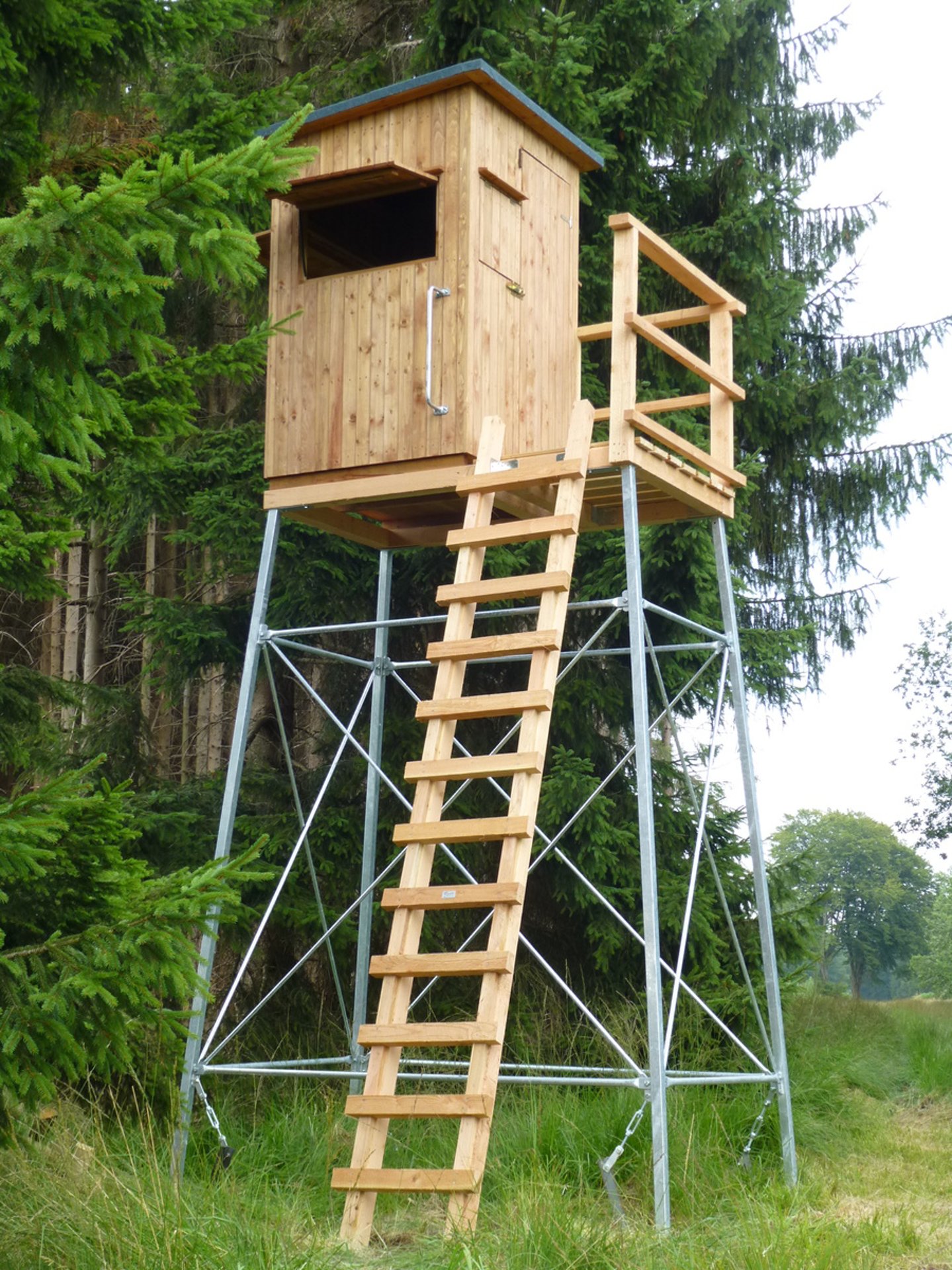 Die Ansitzkanzel ''SOLLING II'' von Trompeter Hochsitz vor dem Wald