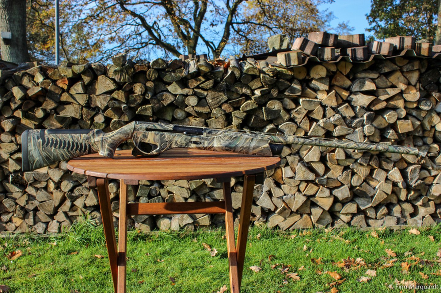 Selbstladeflinte Benelli Vinci Flinte vor Holzstoß