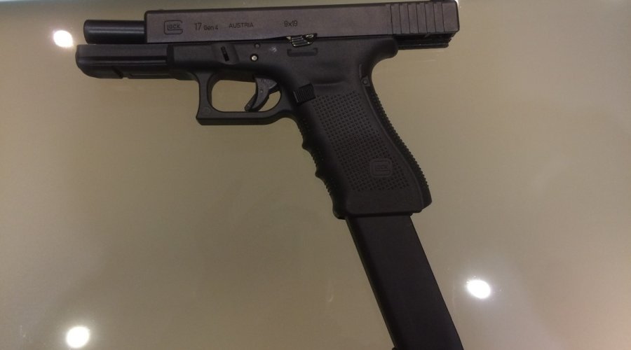 Glock 17 mit großem Magazin