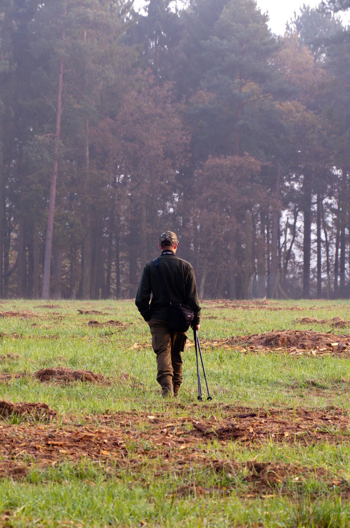 Jäger auf Feld mit Flinte in der Hand