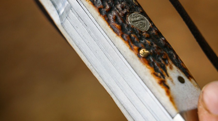 PUMA IP la caza stag I Jagdtaschenmesser Das PUMA IP la caza stag I im 45 Grad Winkel, um die Verarbeitung zu zeigen.