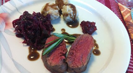 Weihnachtliches Jagdrezept Rehrücken ist ein beliebtes Weihnachtsessen. GearTester stellt ein Rezept vor.