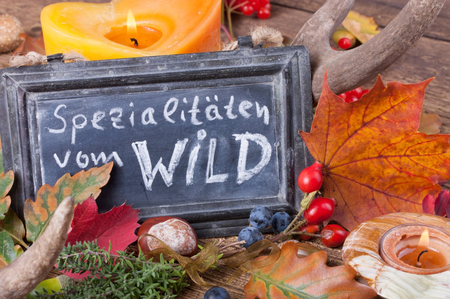 Spezialitäten vom Wild Aufsteller und Tischdeko im Herbst