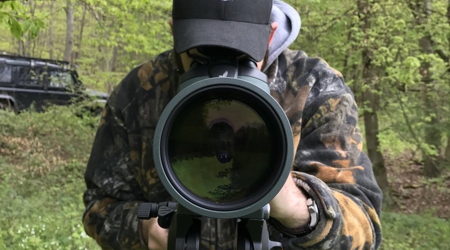 Swarovski BTX 30x85: neues Spektiv mit zwei Okularen im User-Test Jäger blickt durch Teleskopsystem Swarovski BTX 30x85 mit dem nötigen Komfort für Langzeitbeobachtungen