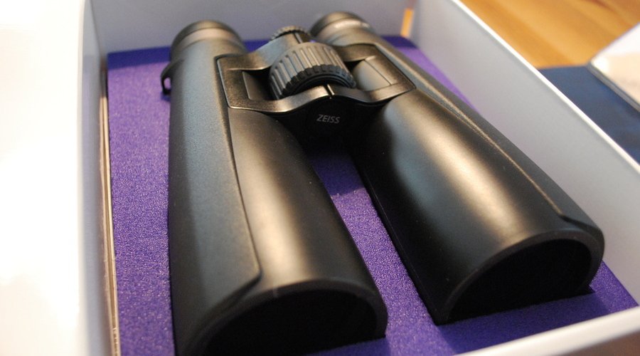 Das ZEISS VICTORY HT Fernglas Karton mit Fernglas