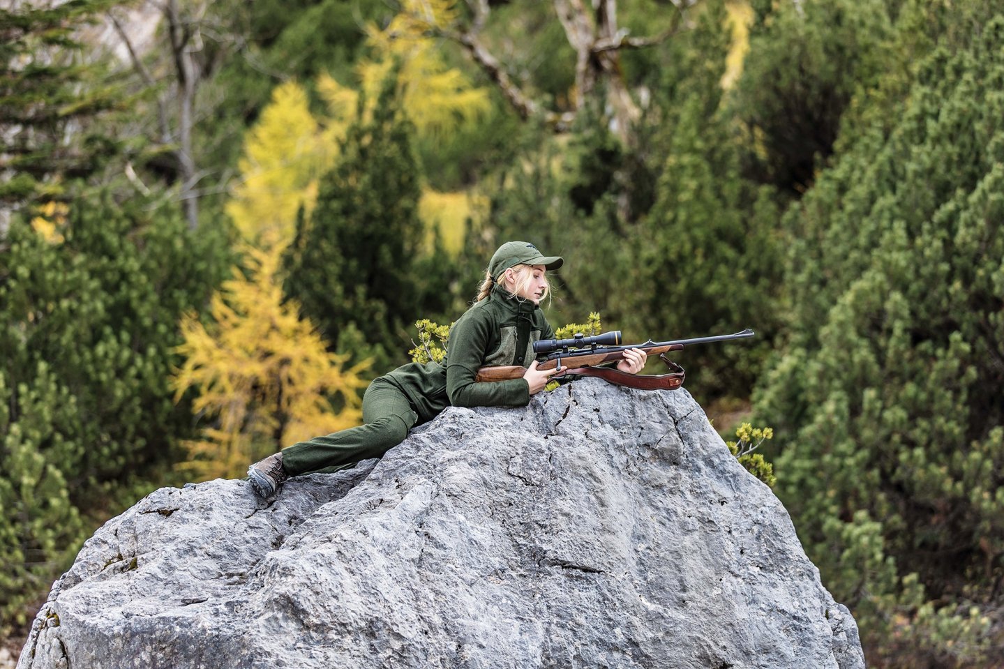 Jungjägerin Samantha Wendel auf einem Felsen