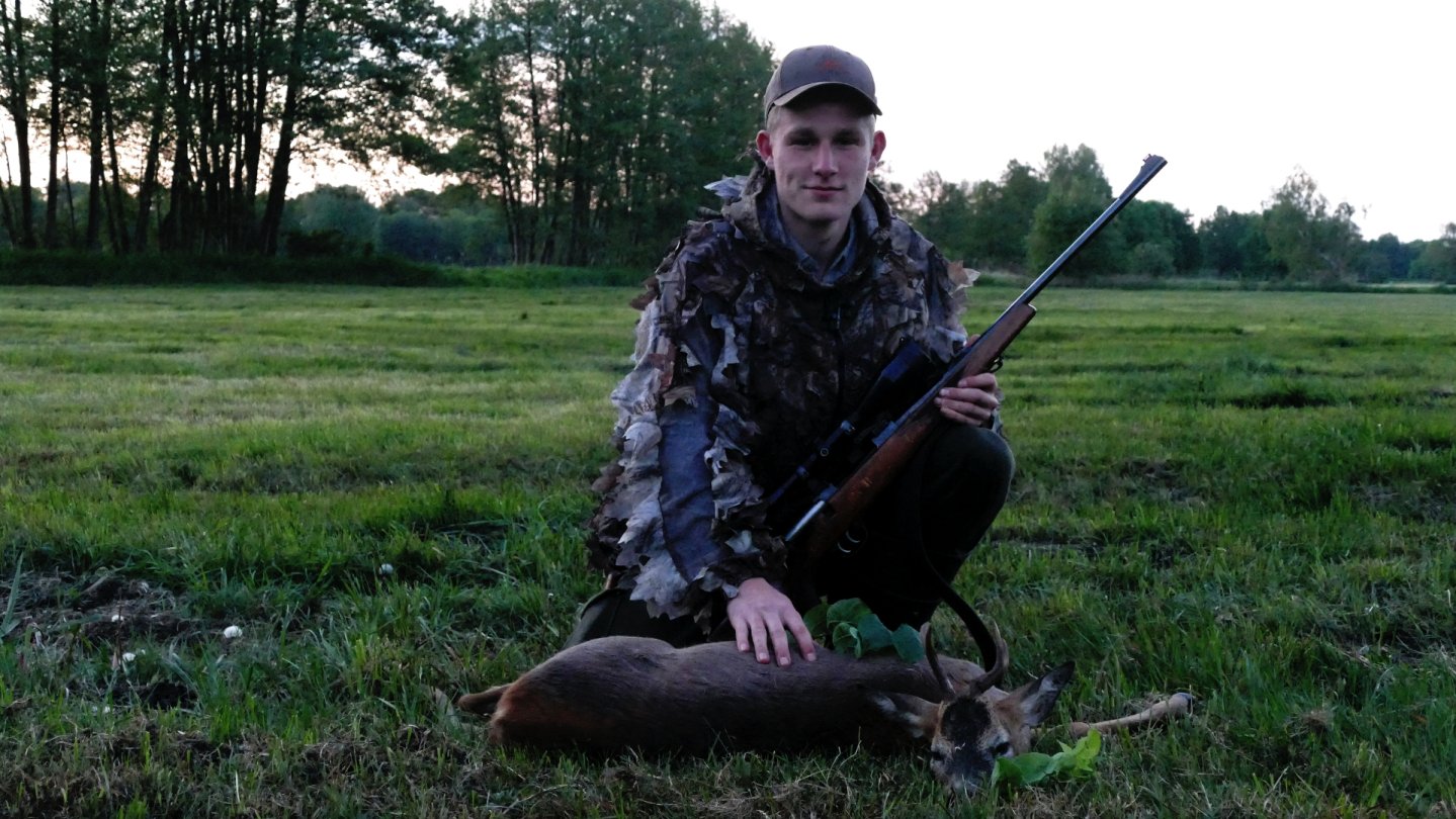 Jagderlebnisse mit Tom von Jäger TV: Bockjagd im Mai Jungjäger Tom mit erlegtem abnormen Bock im Mai