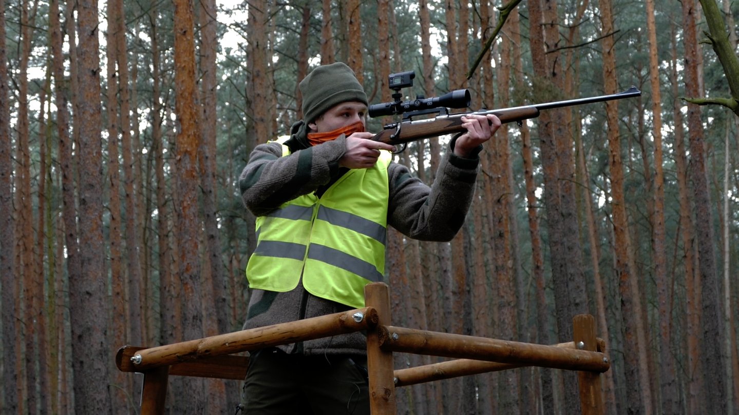 Pirschfreund Tom bei der Drückjagd Pirschfreund Tom von Jäger TV auf dem Drückjagdstand