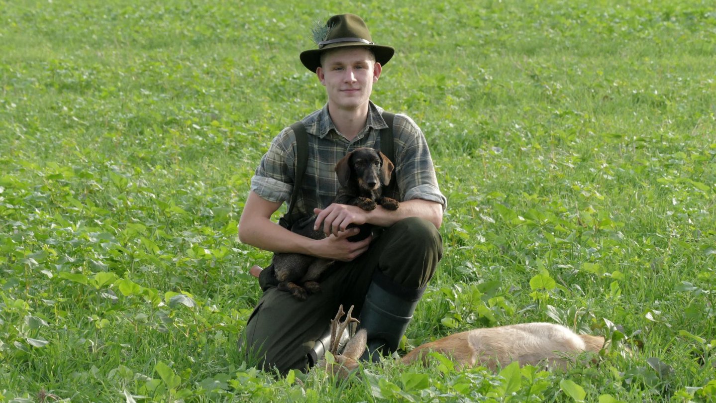 Tom von Jäger TV – Jagd auf einen reifen Bock Jäger mit Dackel und erlegtem Wild