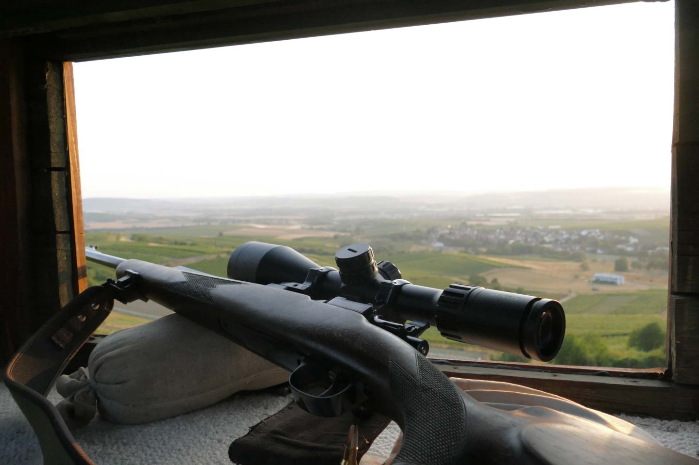 Jagdgewehr auf Kanzel im Weinberg