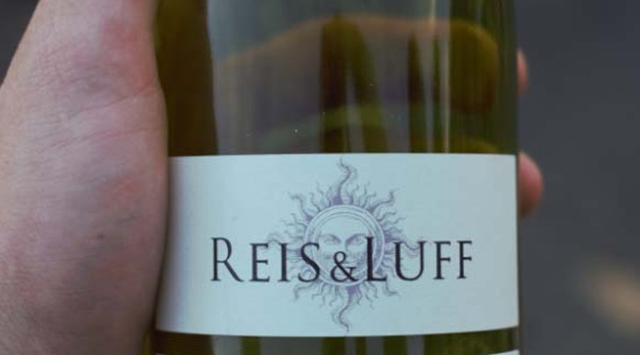 leere Weinflasche des Weinguts "Reis & Luft"