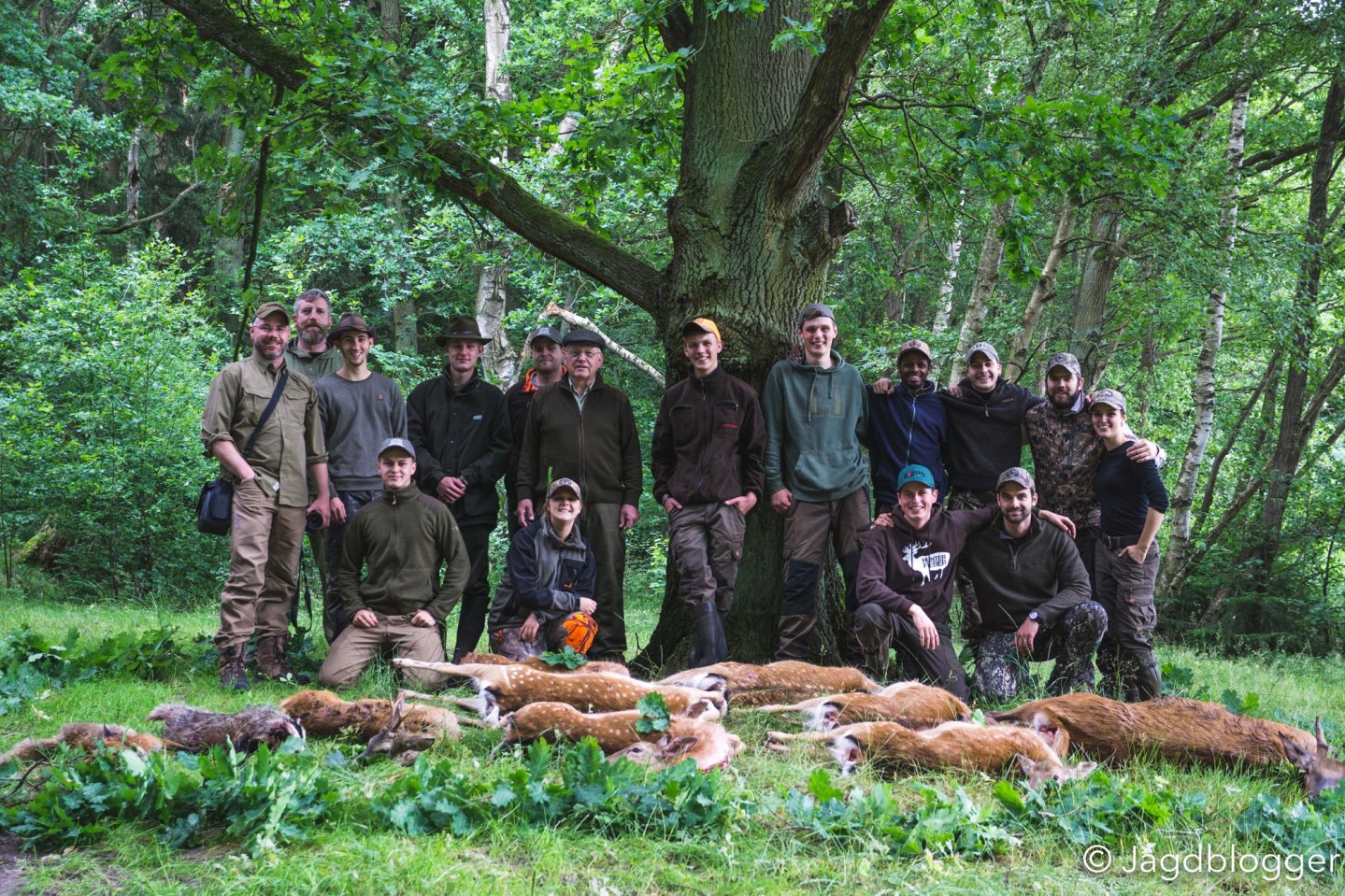 Ein Wochenende mit Jagdbloggern: Ansitzjagd mit Tom von Jäger TV Tom von Jäger TV und Jagdblogger posieren mit erlegtem Wild