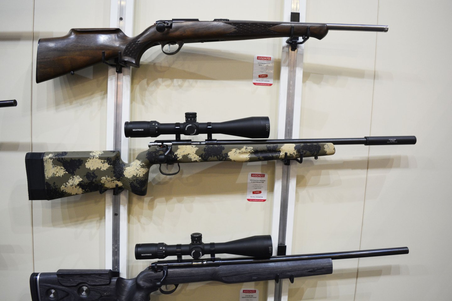 Anschütz stellte Neuheiten auf SHOT Show 2017 vor Anschütz 1416 American Varminter, Anschütz 1710 HB GRS Hybrid Laminated Wood und Anschütz 1712 Stainless Steel