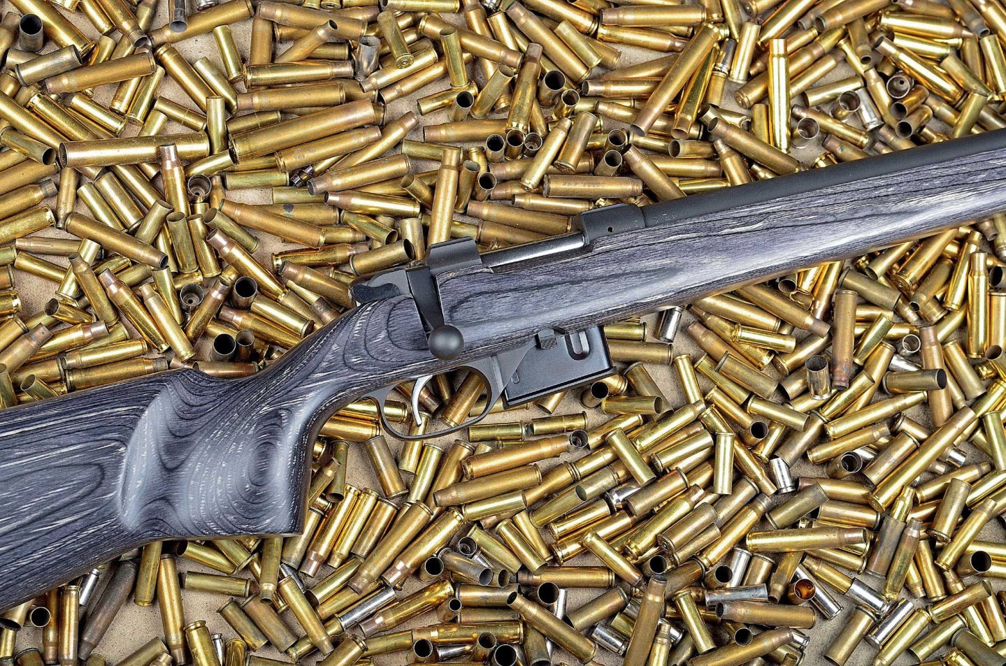 CZ 527 Varmint in .223 Remington Das CZ 527 Varmint in .223 Remington in Patronenhülsen liegend