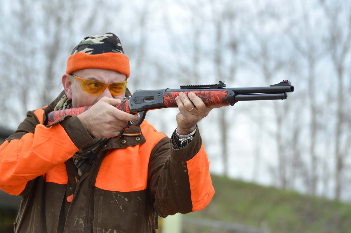 Pedersoli Boarbuster Unterhebelrepetierer Gewehr im Anschlag