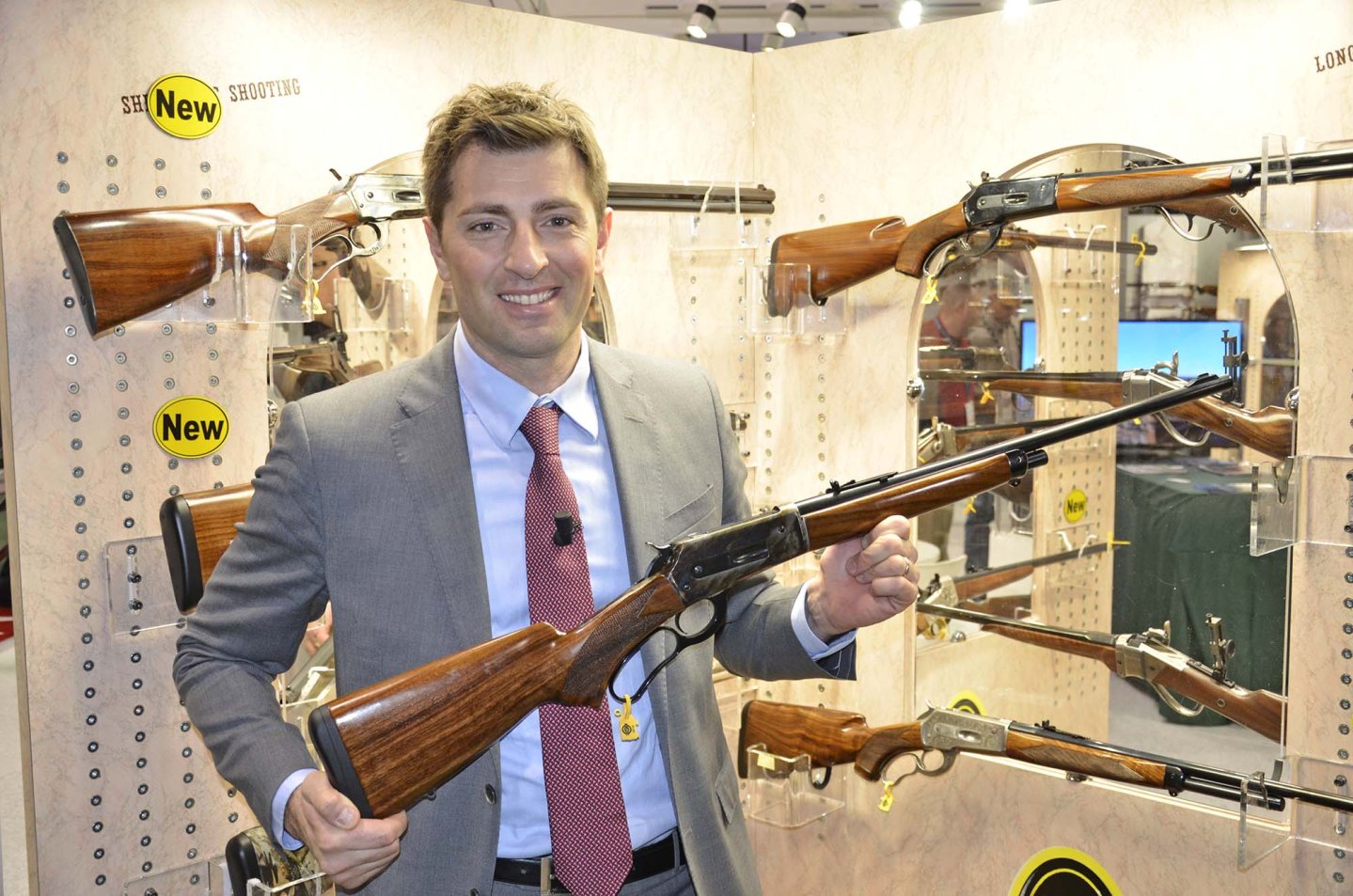 Pedersoli Hunter Light wird in Kamera gehalten.