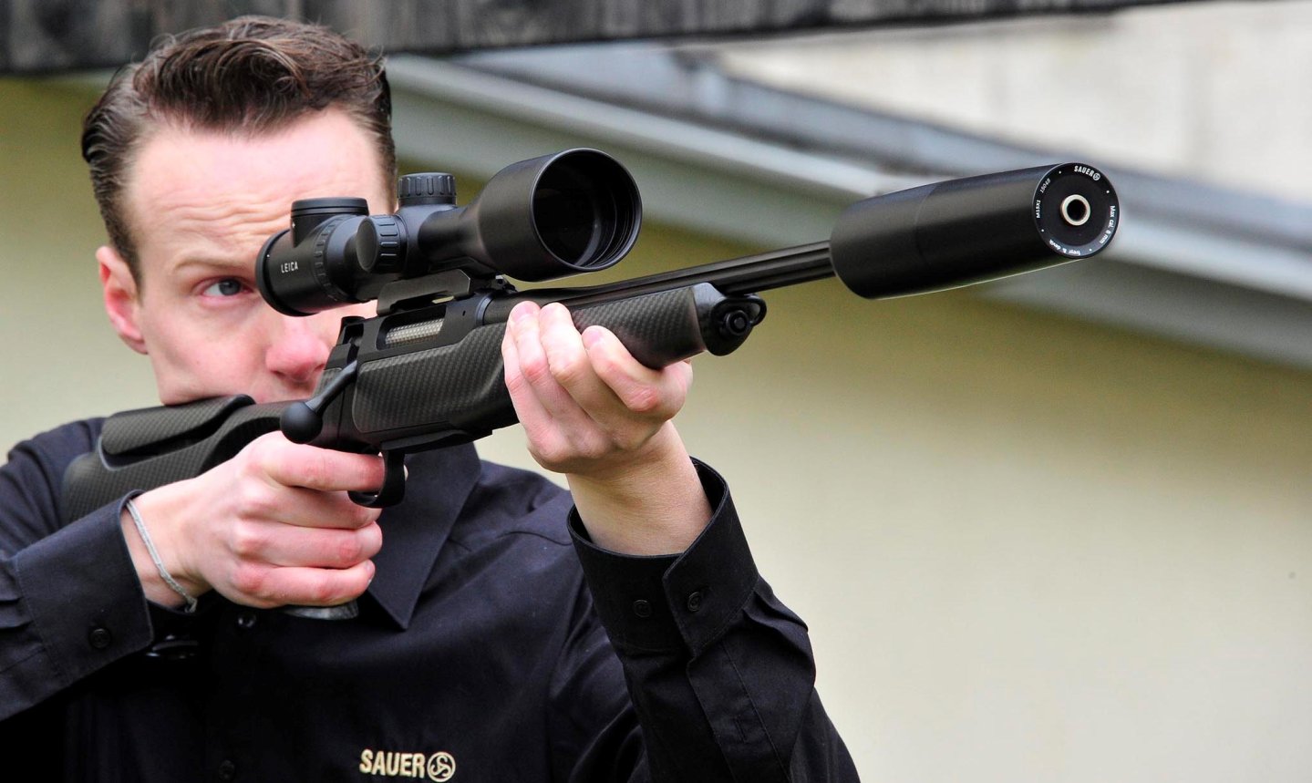SAUER S100 und S404 Synchro XTC: zwei neue Repetierbüchsen SAUER S404 Synchro XT im Anschlag