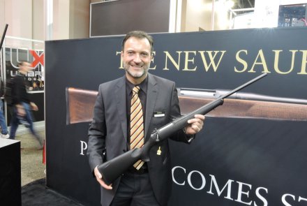 Sauer S100 "Low Budget"  Sauer & Sohn Produktmanager hält Sauer S 100 in die Kamera.
